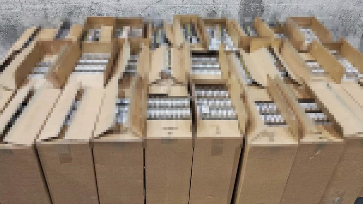 Edirne’de giyim kolileri arasına gizlenmiş 15 bin paket sigara bulundu