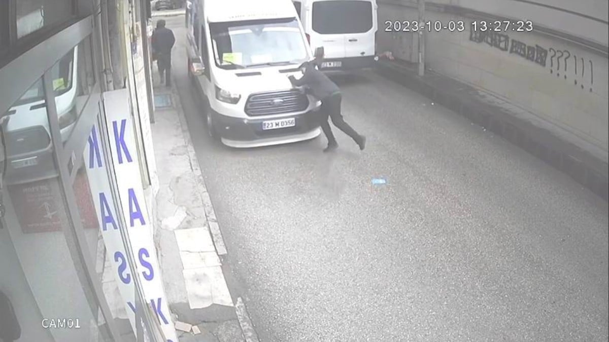 Elazığ’da yolun karşısına geçmek isteyen öğrenciye minibüs çarptı