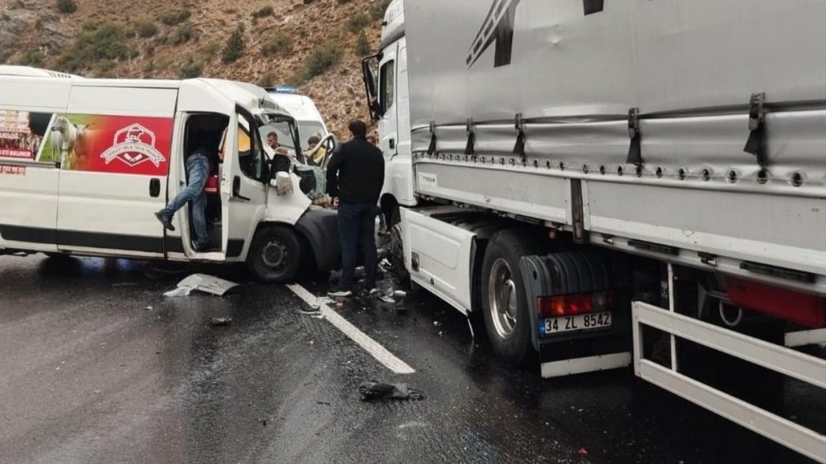 Erzincan’da kamyonet ile tır çarpıştı: 1 ölü 2 ağır yaralı
