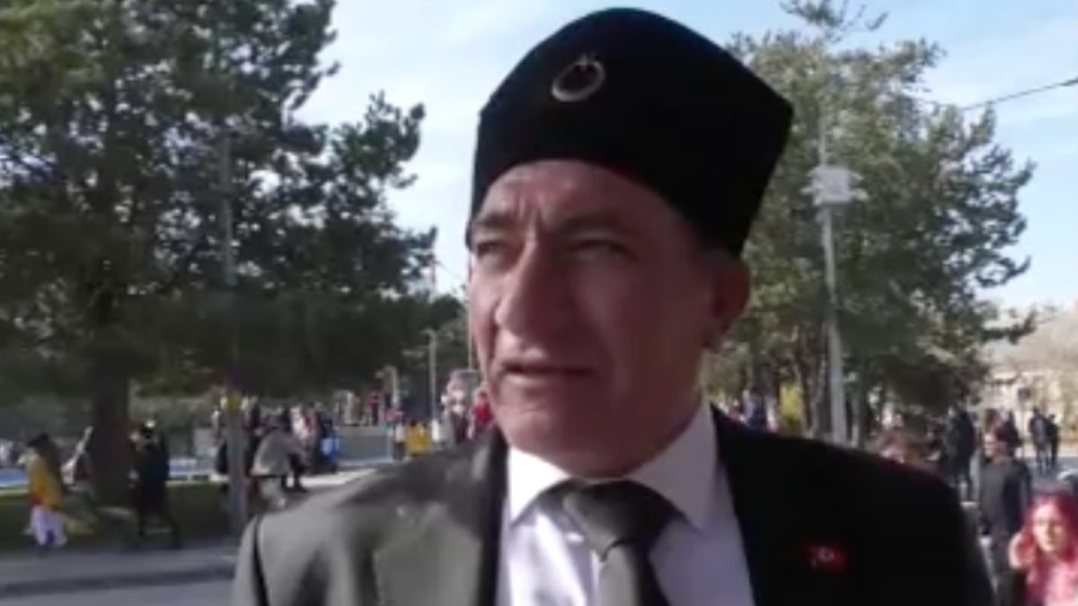 Erzurum’da Atatürk’e benzeyen vatandaşı görenler, fotoğraf sırasına girdi