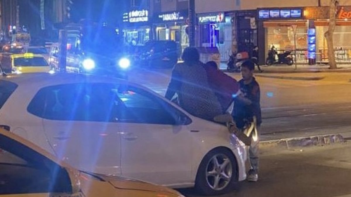 Eskişehir’de sürücüden para alamayan çocuklar otomobilin üzerine çıktı