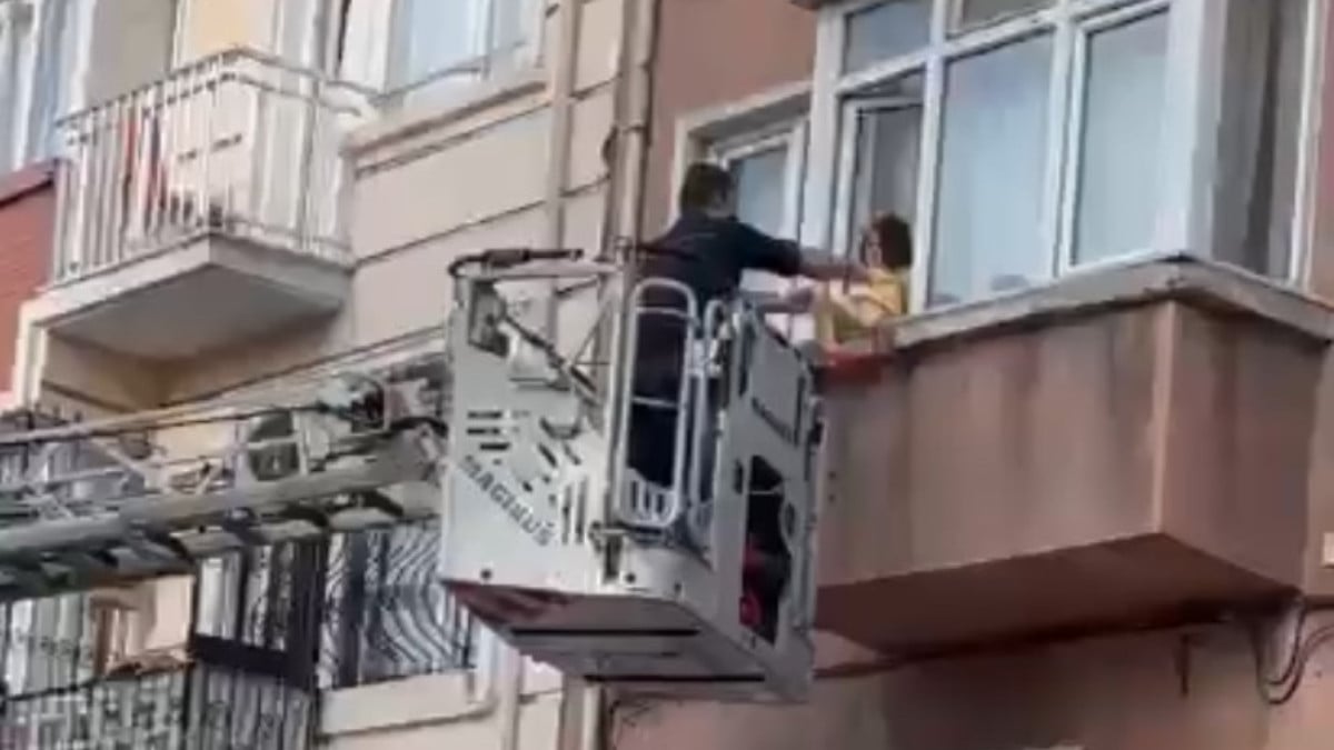Fatih’te pencereye oturan kız çocuğu yürekleri ağıza getirdi