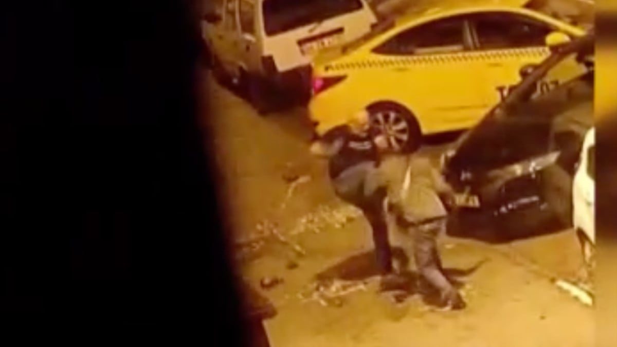 Fatih’teki alkollü yolcu ve taksicinin kavgası kamerada