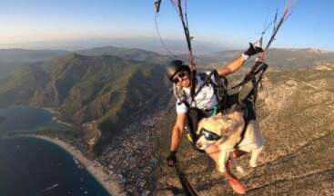 Fethiye’de yamaç paraşütçüsü, köpeğiyle uçtu