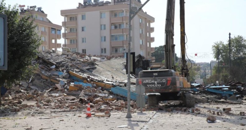 Gaziantep’te 12 katlı apartman yıkım çalışmalarında çöktü