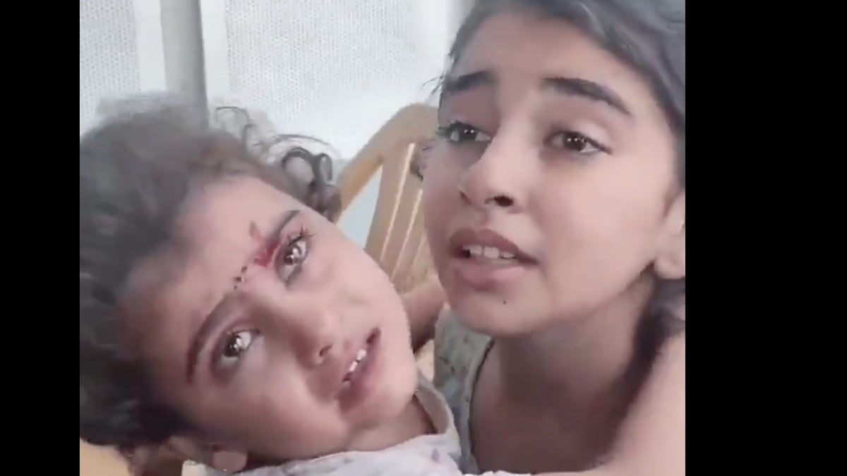 Gazze’de annelerini kaybeden kız çocuklarının çaresiz anları