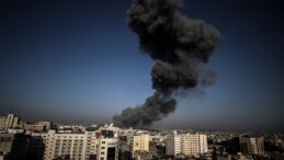 Gazze’de bölgeyi bombaların patlamasıyla çıkan alevler aydınlatıyor