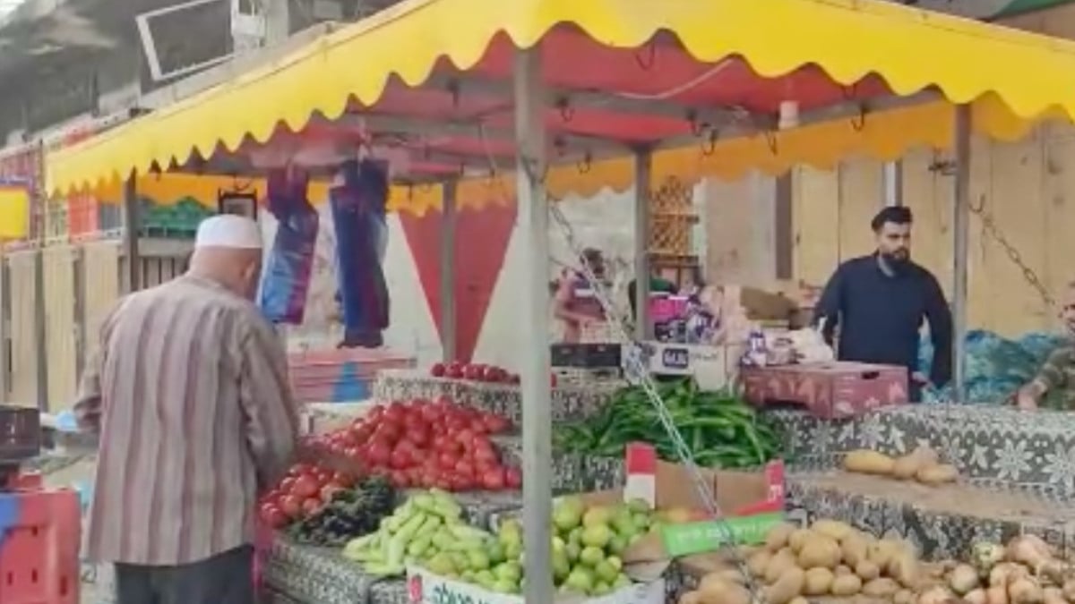 Gazze’de dükkanları bombalanan esnaf, ürünlerini sokakta sarıyor