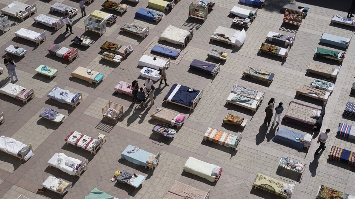 Gazze’de İsrailli rehineler için 230 boş yatak sergilendi