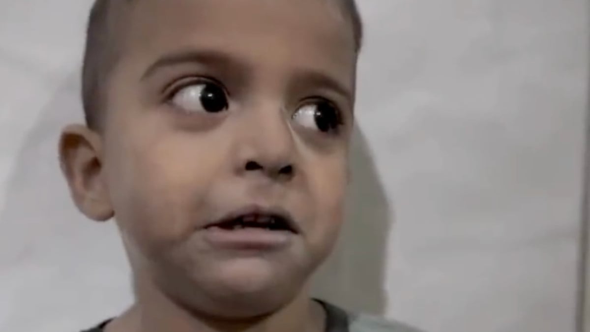 Gazze’de korkudan titreyen çocuğa Filistinli doktorun sarıldığı anlar