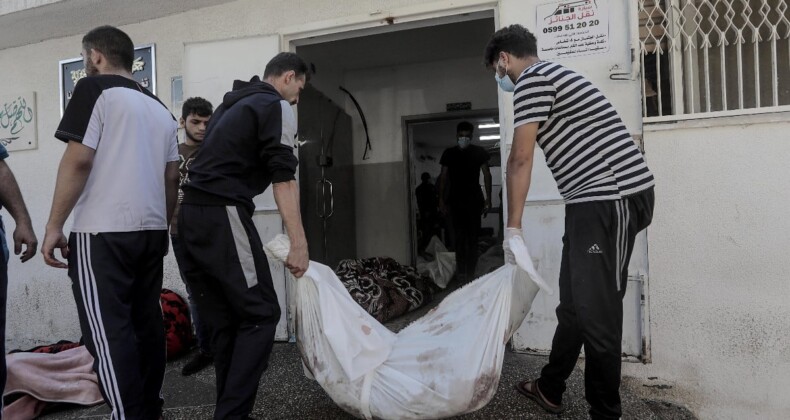 Gazze’deki hastanenin önü cesetlerle doldu