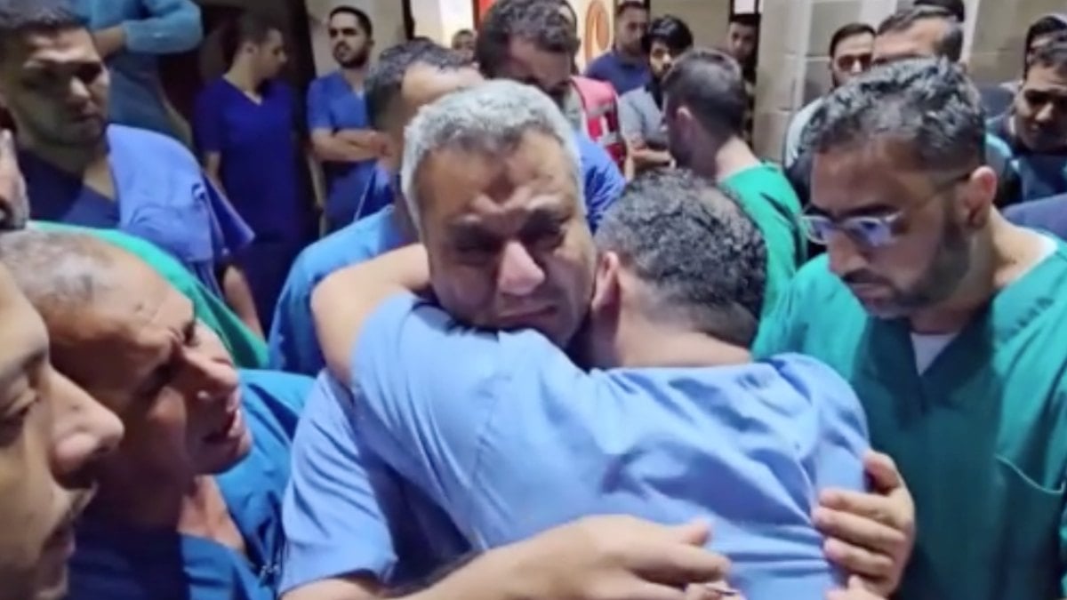 Gazzeli doktor ailesini kaybettiğini hastanede öğrendi! Gözyaşlarına boğuldu