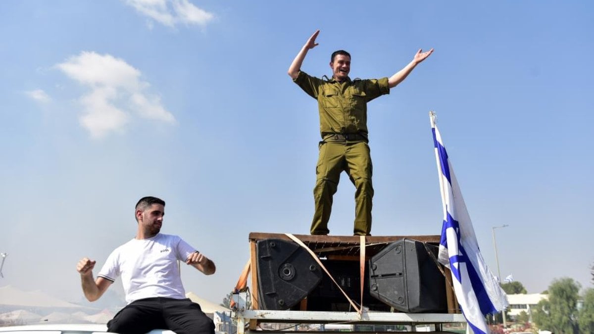 Gazze’ye yönelik saldırıların ortasında İsrailliler askerlerle dans etti