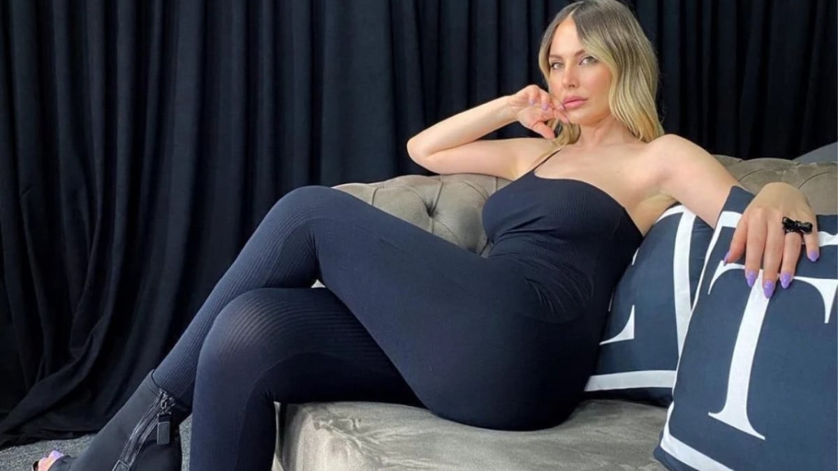 Hande Sarıoğlu bir erkeğin bacaklarına sarıldı… Dekoltesi olay oldu: “Icardi mi o”