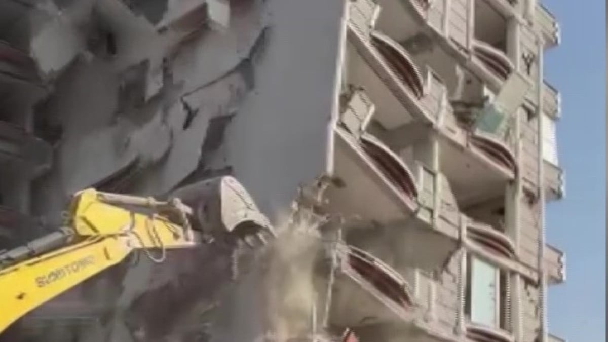 Hatay’da ağır hasarlı binaların yıkıldığı anlar kamerada