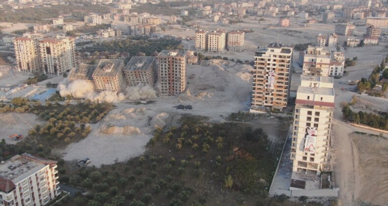 Hatay’da dinamitle aynı anda patlatılan 10 bina yerle bir oldu