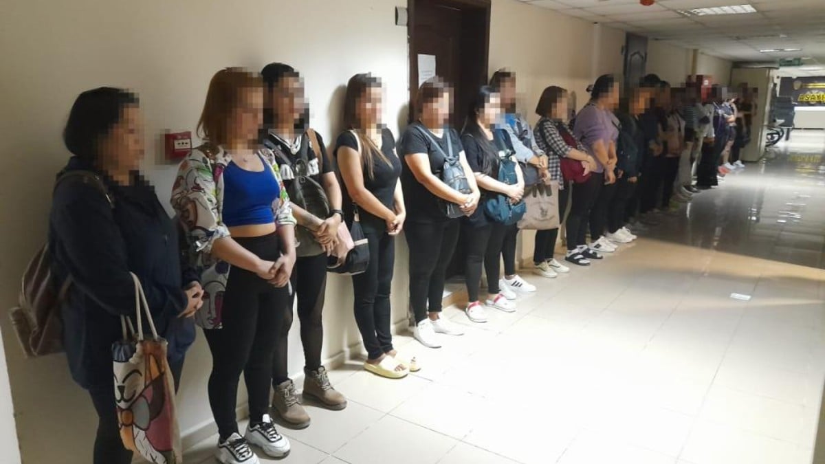 Hatay’da masaj salonuna baskın: 27 yabancı kadın yakalandı