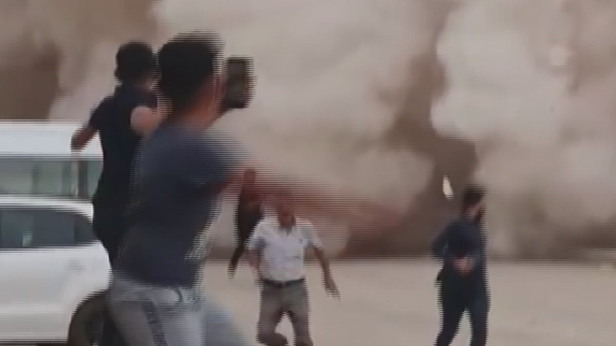 Hatay’da merakla izledikleri binanın yıkım anında kaçacak yer aradılar