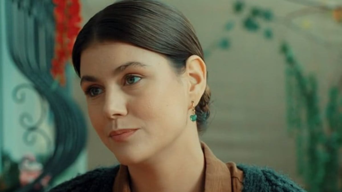 Hülya Avşar’ın gençliğine benzetildi! Gönül Dağı’nın Selma Öğretmen’i Melis Sevinç 90’lar tarzıyla büyüledi!