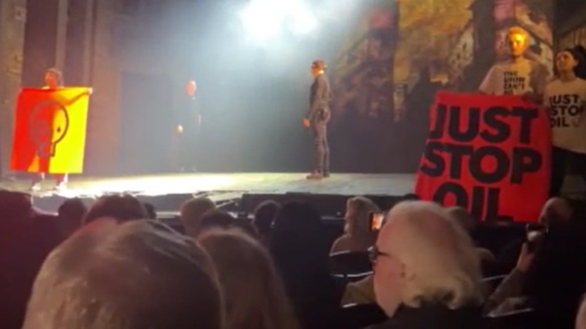 İngiltere’de iklim aktivistlerinin hedefi tiyatro oldu! Kendilerini sahneye zincirlediler