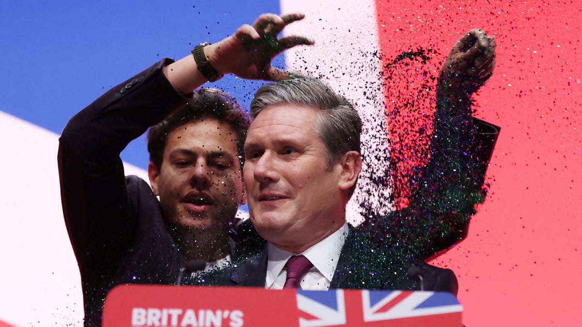 İngiltere’de muhalefet lideri Starmer’in konuşmasını kesen protesto