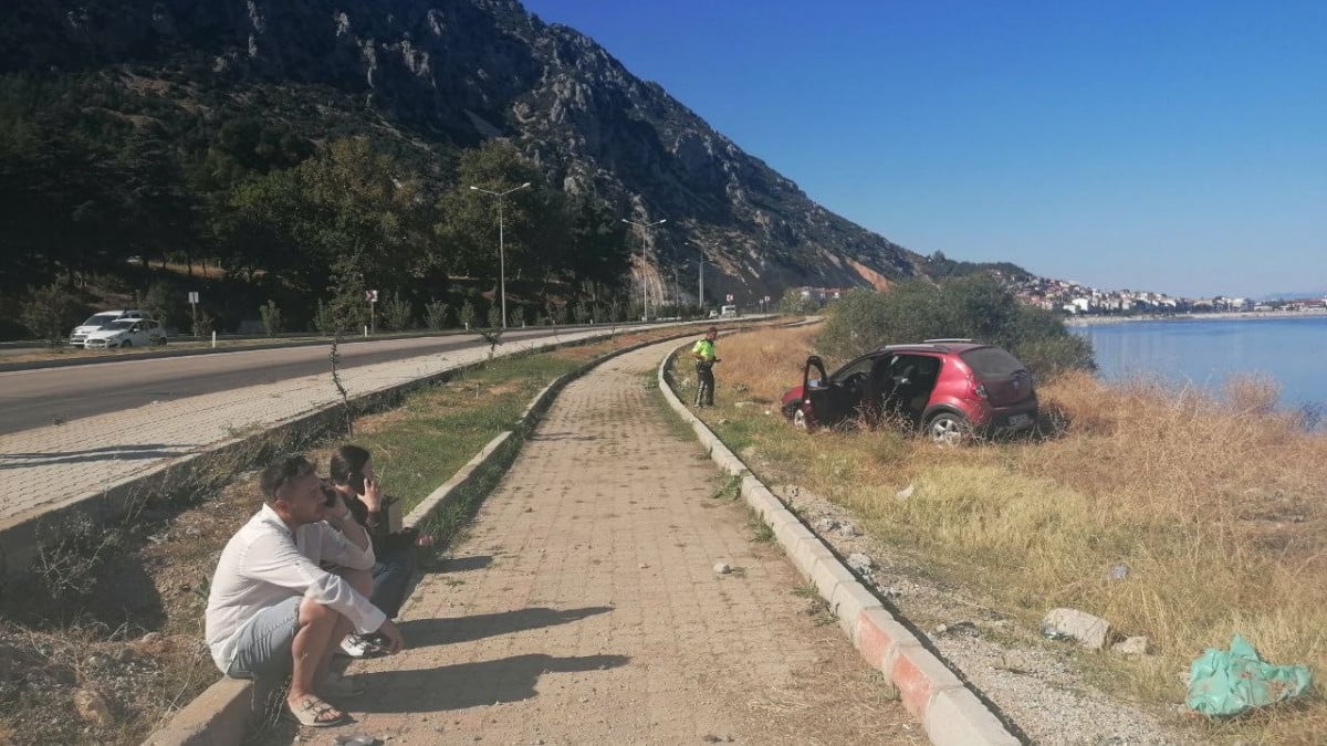 Isparta’da kaza geçiren çift, sarılarak teselli buldu