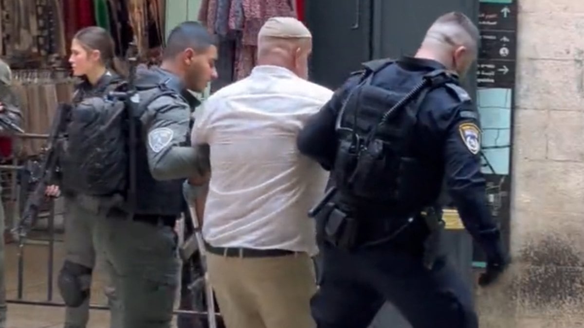 İsrail askerinin Cuma namazı kılmak isteyen engelli adama müdahale ettiği anlar