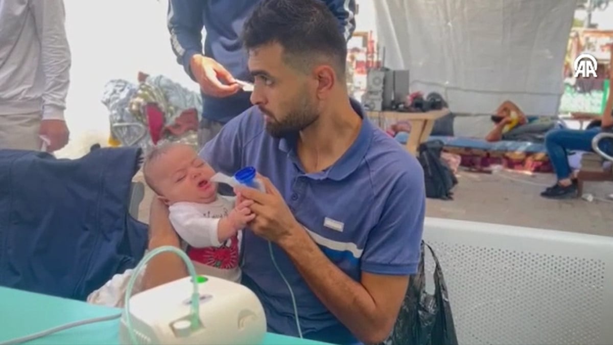 İsrail elektriği kesti! Filistinli baba, çocuğu için gazetecilerin ekipmanlarını kullandı