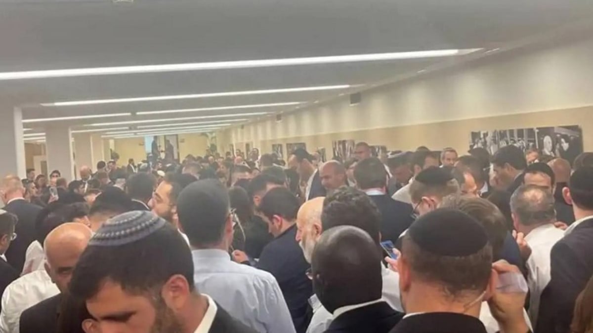 İsrail meclisinde füze paniği: Sığınaklara koştular