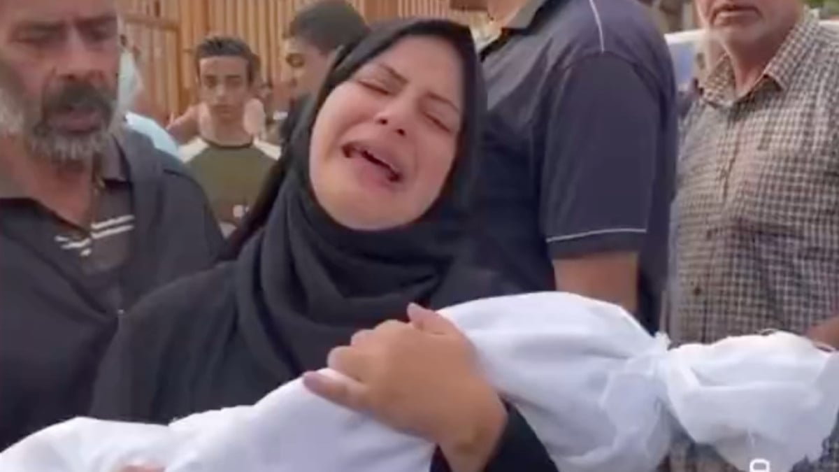 İsrail saldırısında evladını kaybeden annenin feryadı: Bırakın kucağımda kalsın