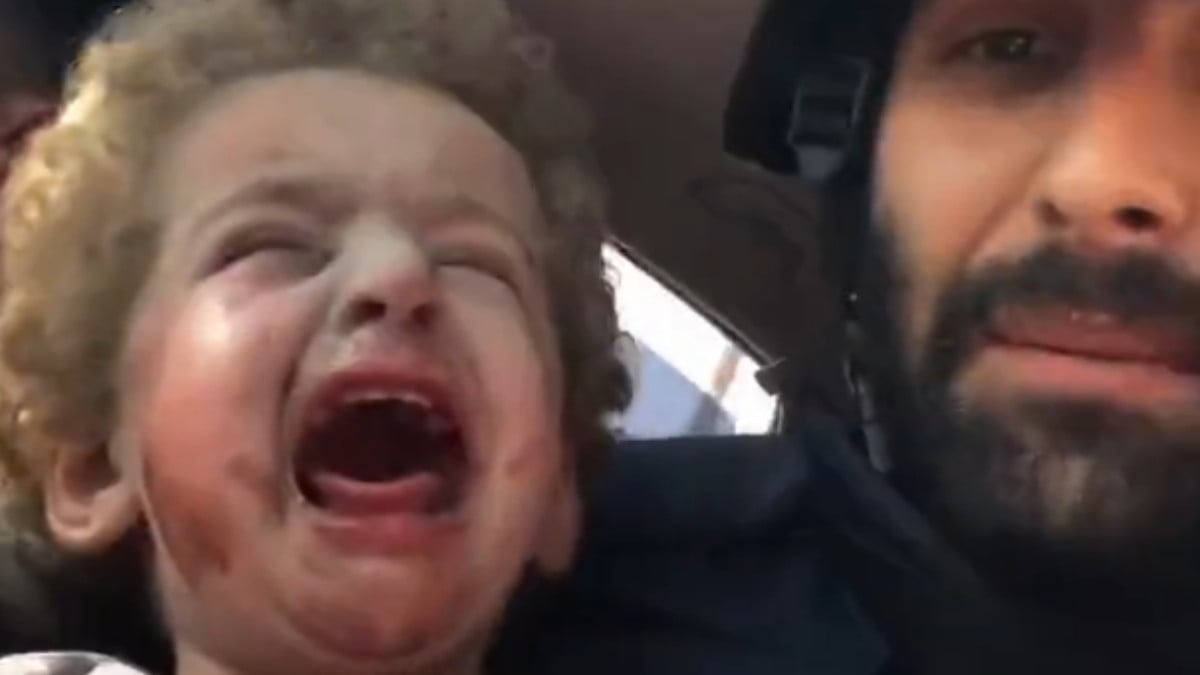 İsrail saldırısından kurtarılan 2 Filistinli bebeğin hastaneye sevk edilme anları