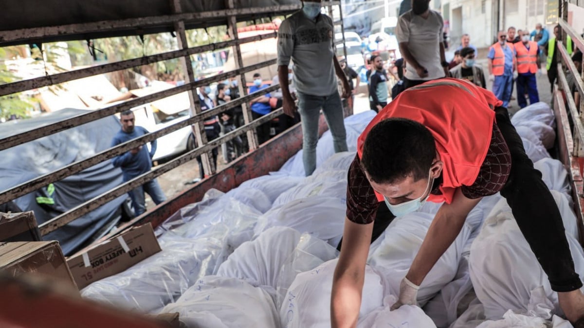 İsrail’in Gazze katliamı! Cenazeler toplu mezarlara gömülüyor