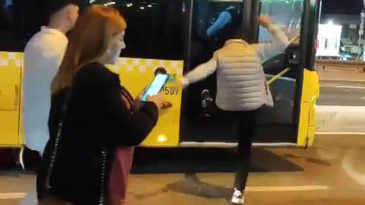 İstanbul Bakırköy’de bir yolcu indirildiği otobüse tekme attı, taksinin camlarını kırdı