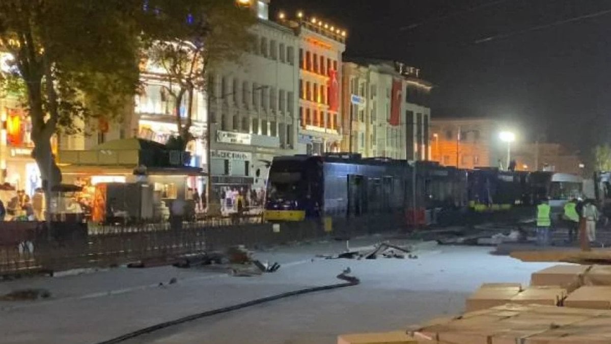 İstanbul Fatih’te hafriyat kamyonu tramvay hattının tellerini kopardı
