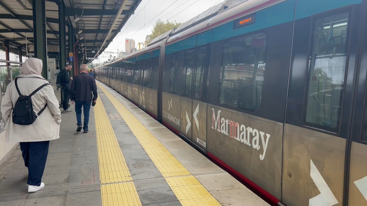İstanbul Marmaray’da korku dolu anlar! Dengesini kaybeden kadın raylarının üzerine düştü