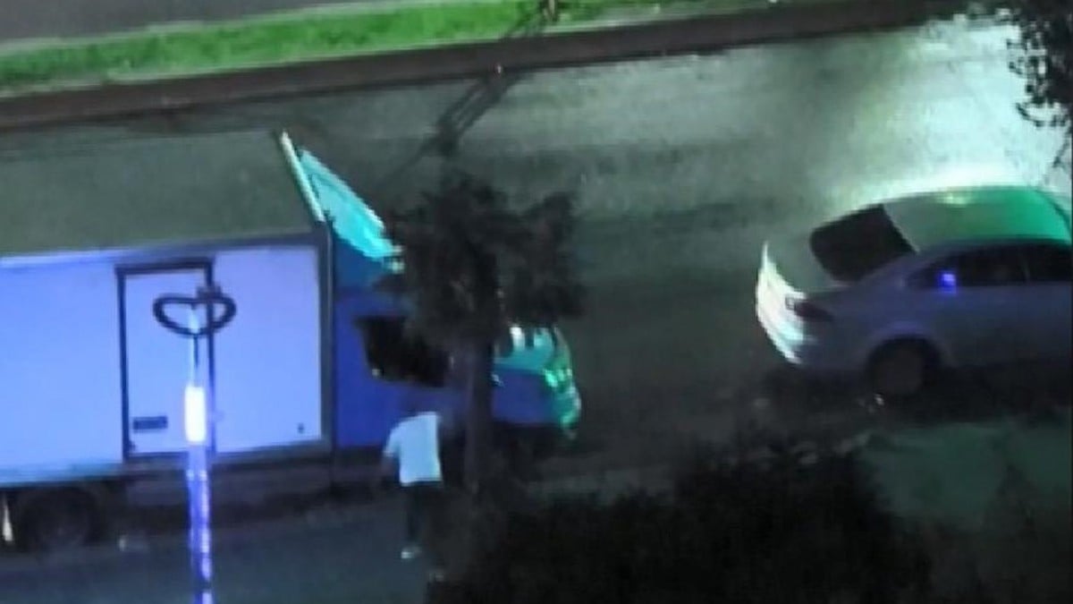 İstanbul Sultangazi’de park halindeki kamyonetin camlarını kırdı