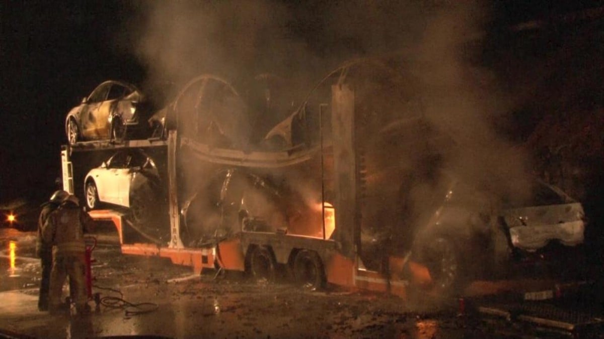 İstanbul Tuzla’da tır dorsesindeki 6 lüks araç kül oldu