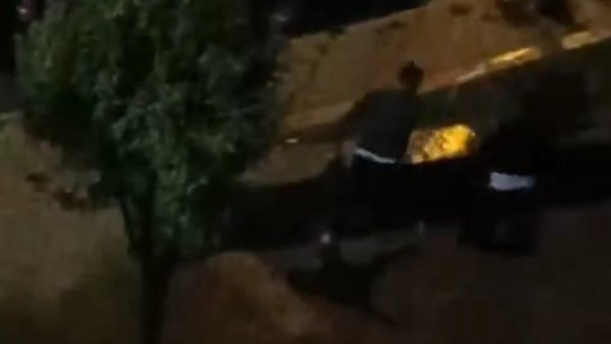 İstanbul’da 2 gencin kavgasında ilginç anlar: Hem fotoğrafını çekti hem dövdü