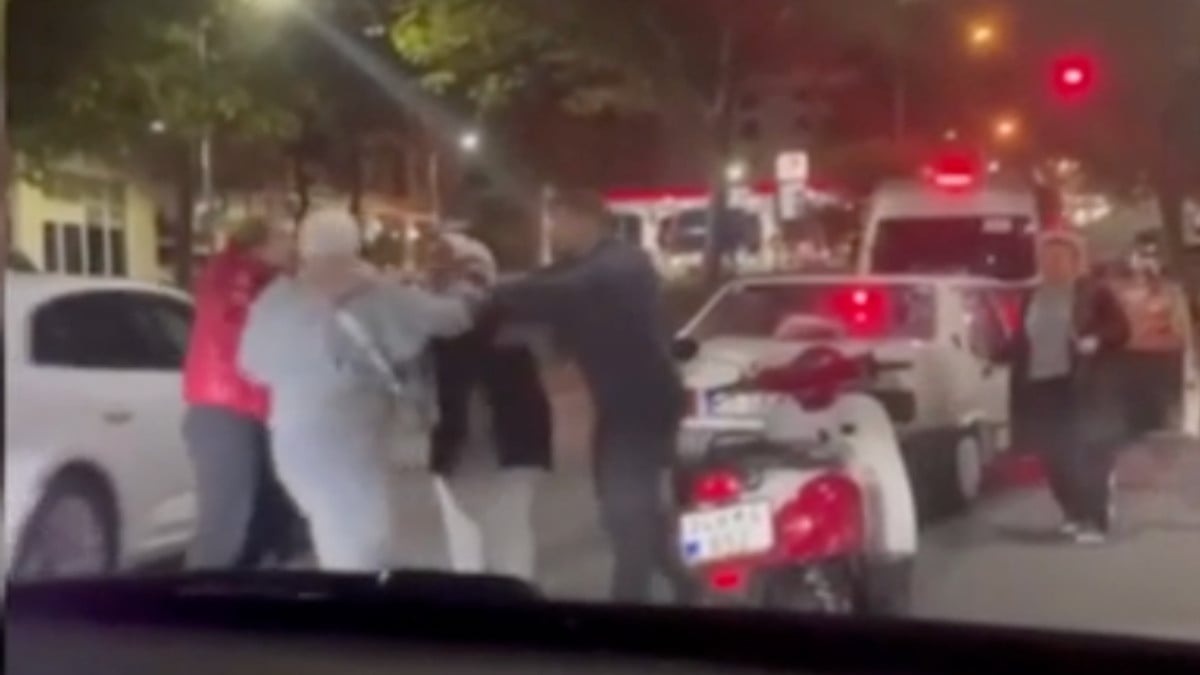İstanbul’da 2 sürücü arasında yol verme kavgası! Kadınlar saç başa birbirine girdi…
