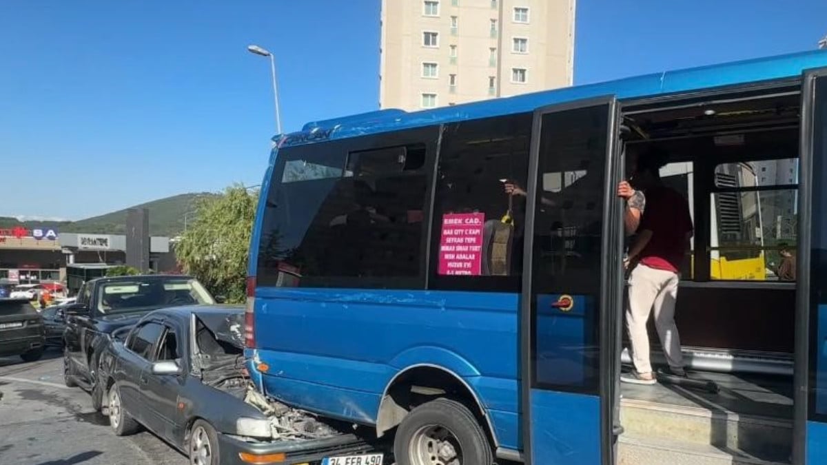 İstanbul’da altına giren otomobili takılı kalan minibüsü çıkartmak için zıpladılar