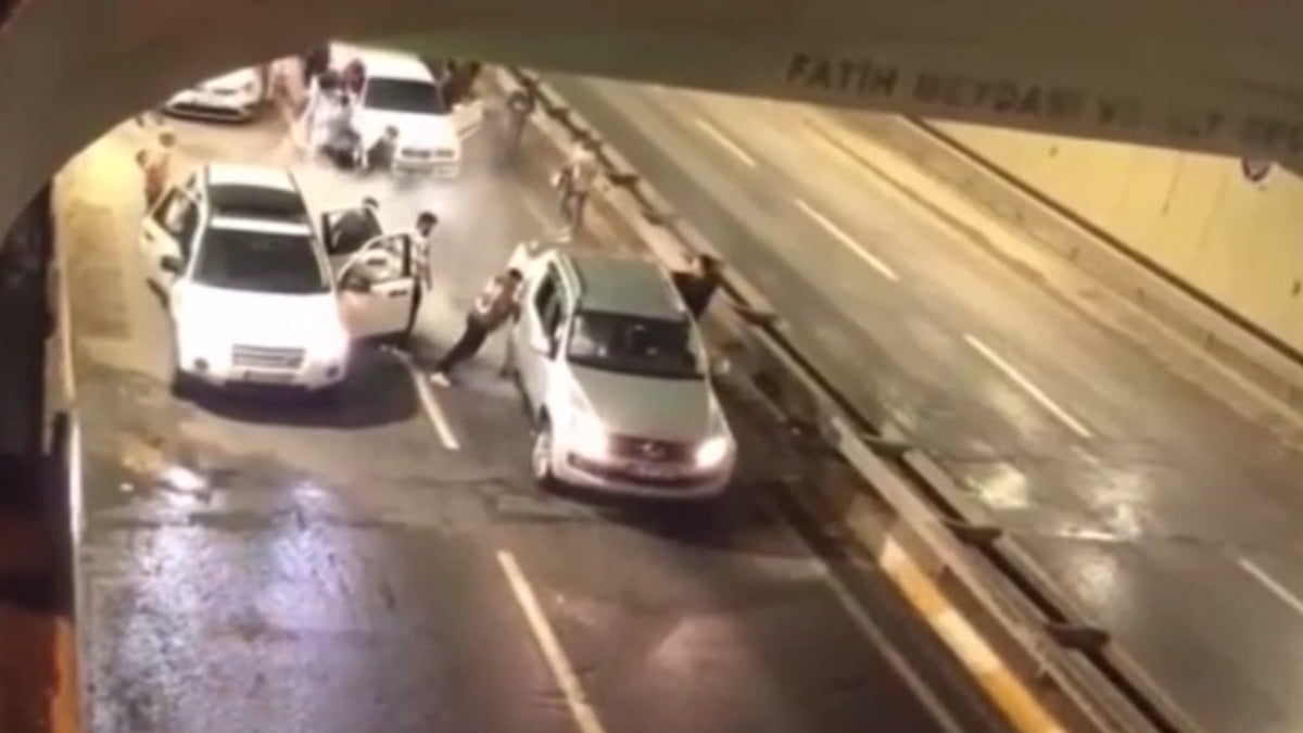 İstanbul’da asker konvoyunda değişmeyen manzara! Trafiği tehlikeye atınca cezayı yediler