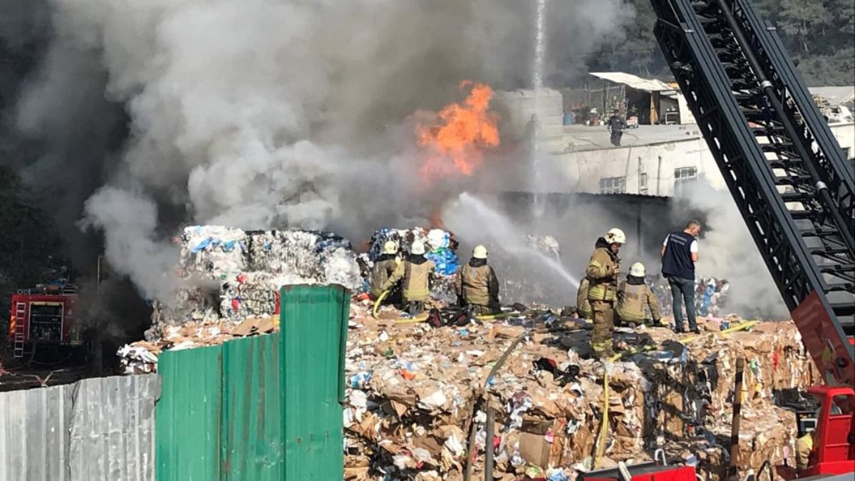 İstanbul’da atık kağıt deposu yandı