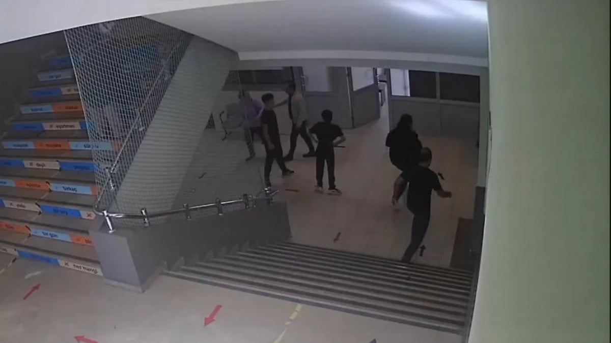 İstanbul’da çocuğu disiplin cezası alan veli arkadaşıyla okulu bastı! Tutuklandı…