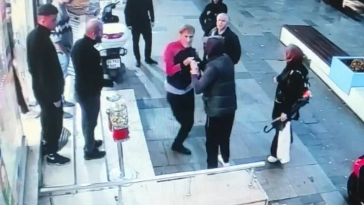 İstanbul’da eşinin tacizcisini tokatladı