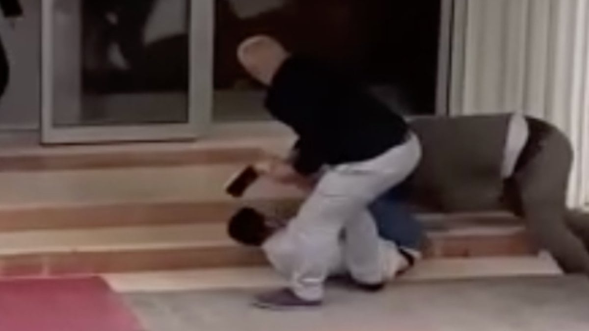 İstanbul’da evden çıkartmak isteyen emlakçıya satırla saldırdı