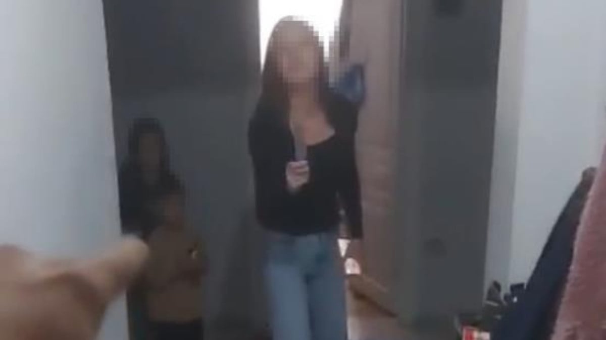 İstanbul’da genç kadının kocasına bıçakla saldırdığı anlar kamerada