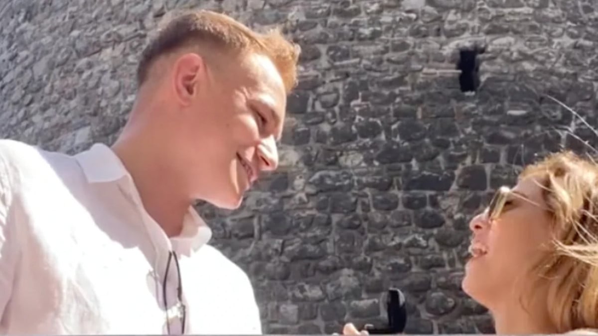 İstanbul’da genç kız erkek arkadaşına evlenme teklifi etti! Eee cevap vermedin…