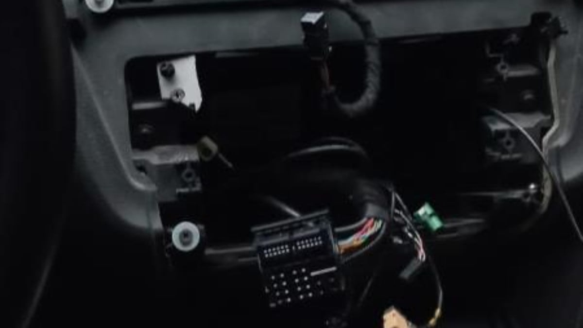 İstanbul’da hırsızlar lüks aracı hedef aldı: Hayalet ekran 3 dakikada soyuldu