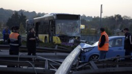 İstanbul’da İETT otobüsü aydınlatma direğini devirdi: Yol kapandı