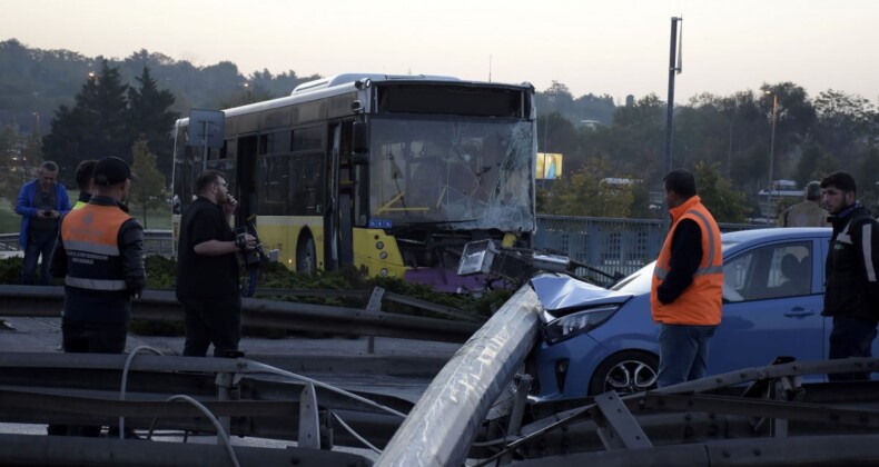 İstanbul’da İETT otobüsü aydınlatma direğini devirdi: Yol kapandı